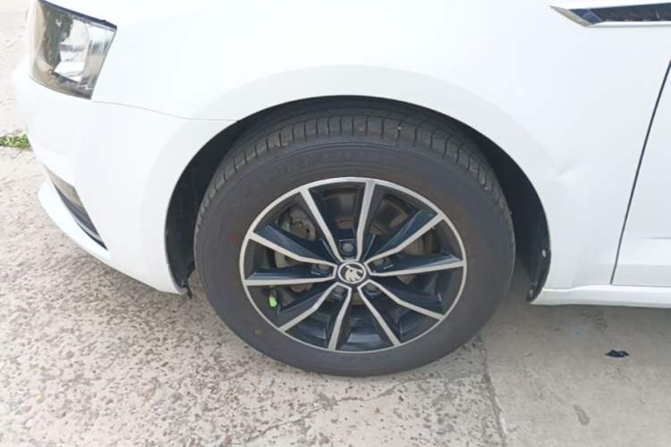 Used Skoda Octavia 2017 1.6L Automatic Smart Drive Edition Left Front Wheel Hub