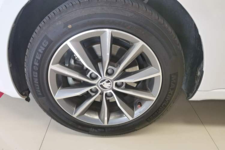 Used Skoda Octavia 2017 1.6L Manual Trend Edition Left Front Wheel Hub
