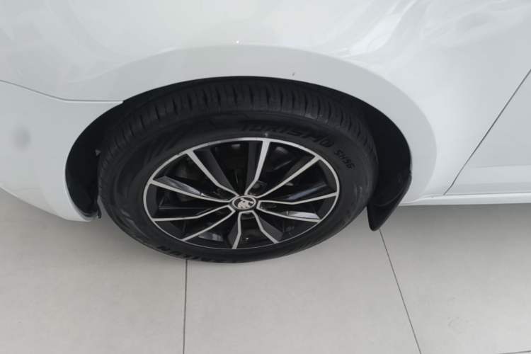 Used Skoda Octavia 2017 TSI280 DSG Smart Drive Edition Left Front Wheel Hub