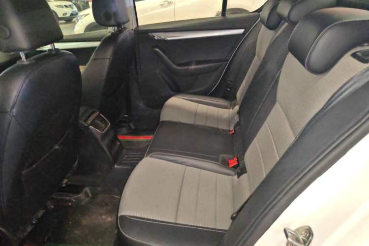 Used Skoda Octavia 2017 1.6L Automatic Front-Wheel Drive Model Left Rear Seat