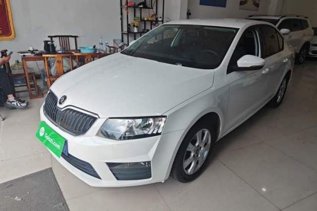 Ojetý Skoda Octavia 2017 Classic Model 1.6L Automatic Standard Edition