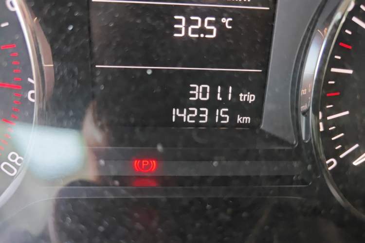 Used Skoda Octavia 2017 1.6L Manual Front-Wheel-Drive Version Odometer Close Up