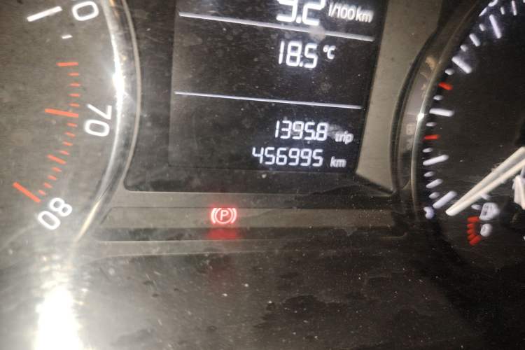 Used Skoda Octavia 2017 Classic Model 1.6L Manual Standard Edition Odometer Close Up