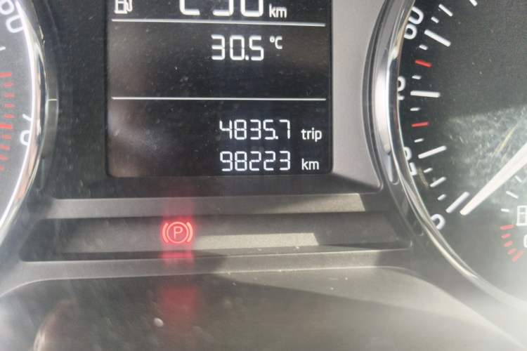 Used Skoda Octavia 2017 1.6L Manual Trend Edition Odometer Close Up