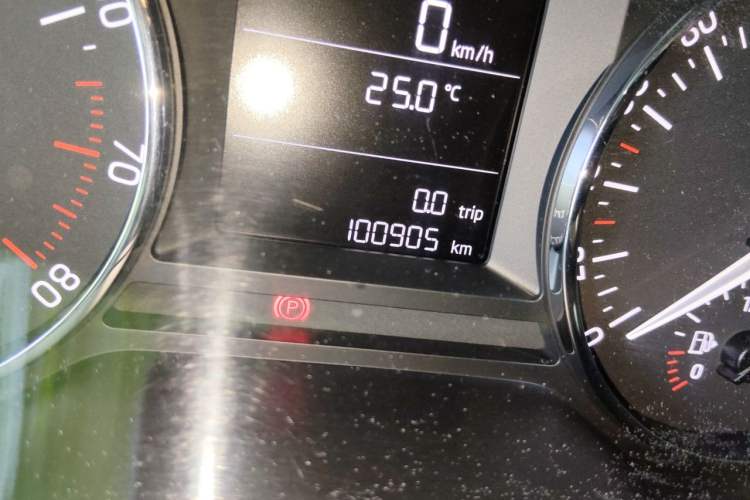 Used Skoda Octavia 2017 Classic Model 1.6L Automatic Standard Edition Odometer Close Up
