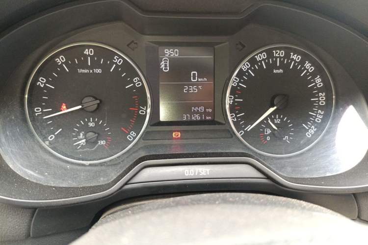 Used Skoda Octavia 2017 Classic Model 1.6L Manual Standard Edition Odometer Close Up