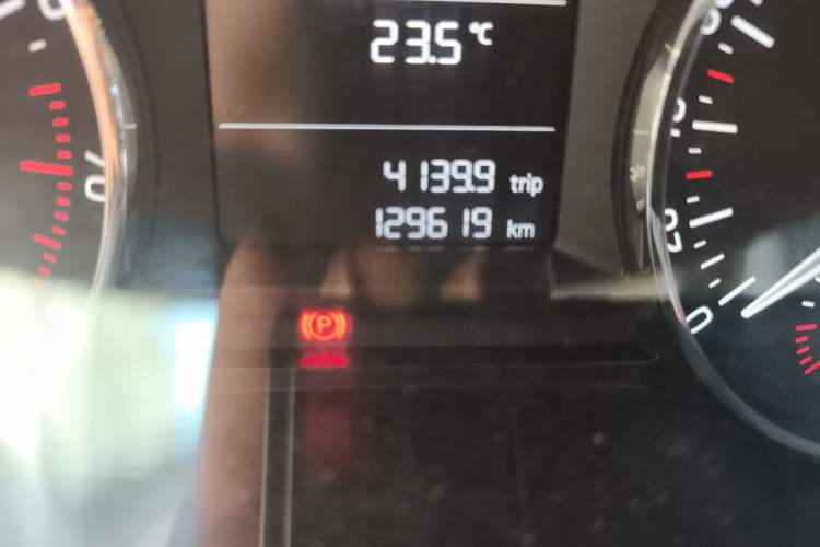 Used Skoda Octavia 2017 1.6L Automatic Front-Wheel Drive Model Odometer Close Up