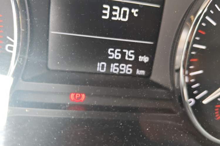 Used Skoda Octavia 2017 Classic Model 1.6L Automatic Standard Edition Odometer Close Up