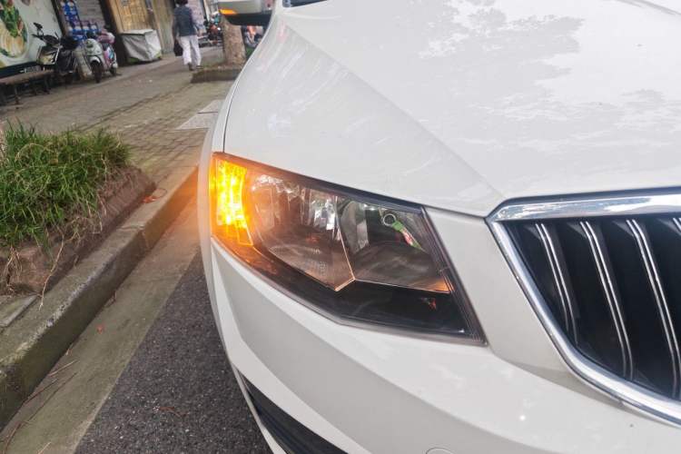 Used Skoda Octavia 2017 1.6L Automatic Smart Drive Edition Right Front Headlight