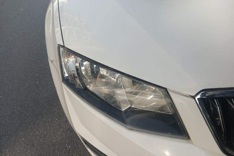 Used Skoda Octavia 2017 1.6L Manual Smart Drive Edition Right Front Headlight
