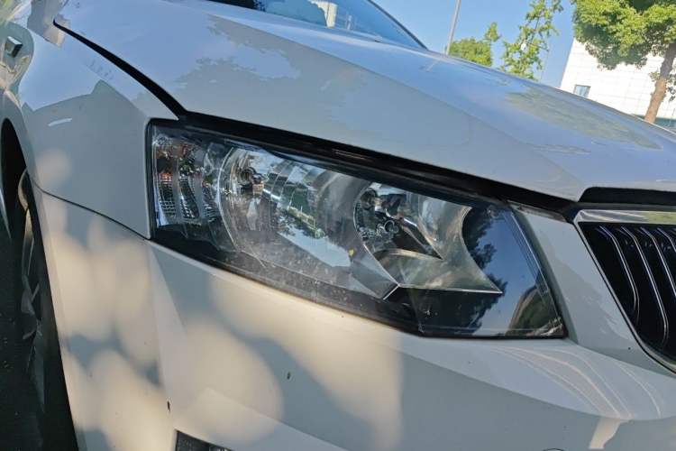 Used Skoda Octavia 2017 1.6L Manual Front-Wheel-Drive Version Right Front Headlight