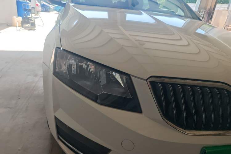 Used Skoda Octavia 2017 1.6L Automatic Smart Drive Edition Right Front Headlight