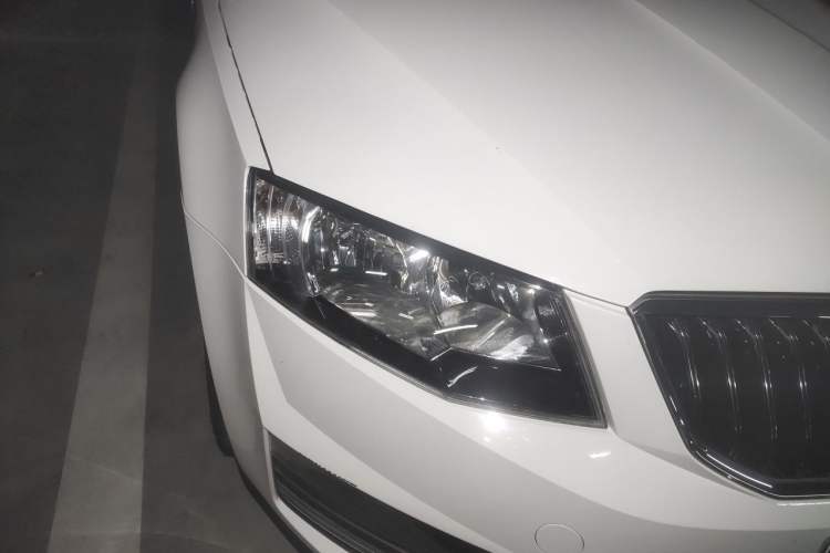 Used Skoda Octavia 2017 1.6L Automatic Smart Drive Edition Right Front Headlight