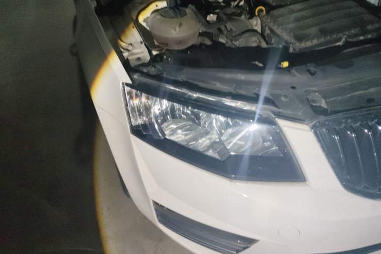 Used Skoda Octavia 2017 1.6L Automatic Smart Drive Edition Right Front Headlight