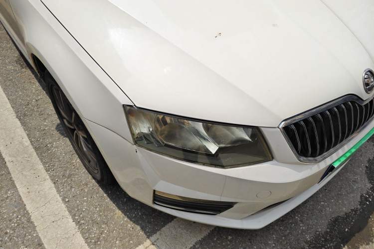 Used Skoda Octavia 2017 Classic Model 1.6L Automatic Comfort Edition Right Front Headlight
