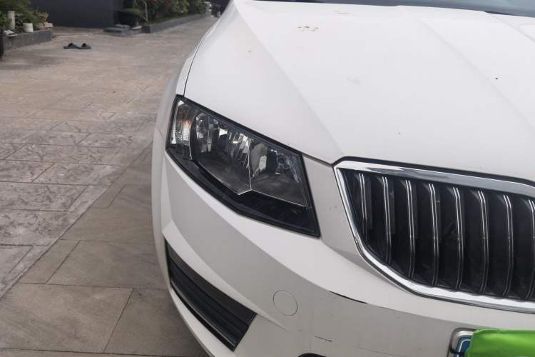 Used Skoda Octavia 2017 Classic Model 1.6L Automatic Comfort Edition Right Front Headlight