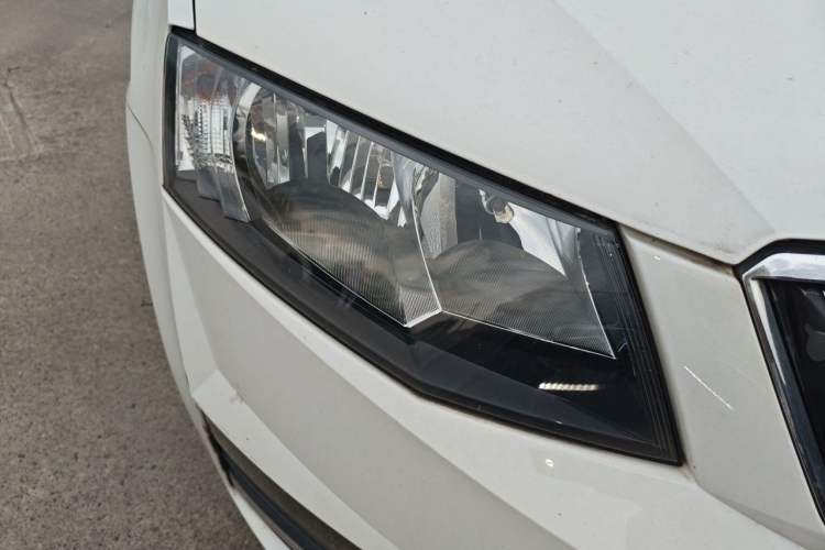 Used Skoda Octavia 2017 1.6L Automatic Smart Drive Edition Right Front Headlight