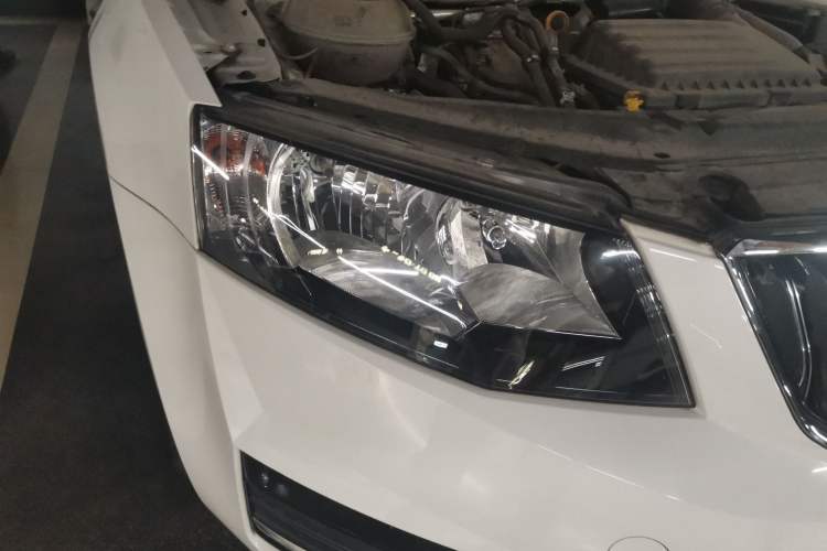 Used Skoda Octavia 2017 TSI280 DSG Smart Drive Edition Right Front Headlight