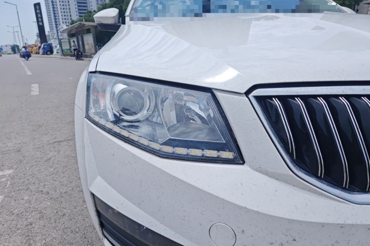 Used Skoda Octavia 2017 TSI280 DSG Smart Drive Edition Right Front Headlight