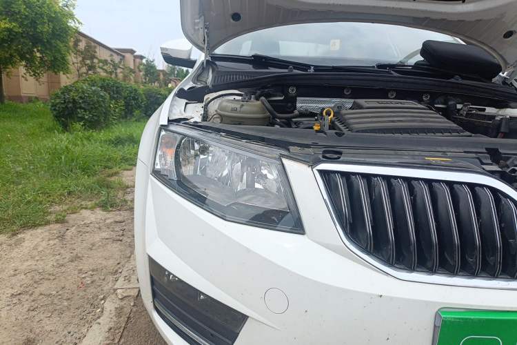 Used Skoda Octavia 2017 1.6L Manual Smart Drive Edition Right Front Headlight