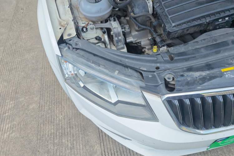Used Skoda Octavia 2017 1.6L Automatic Smart Drive Edition Right Front Headlight