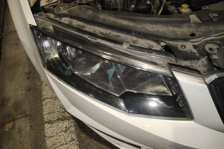 Used Skoda Octavia 2017 Classic Model 1.6L Manual Standard Edition Right Front Headlight