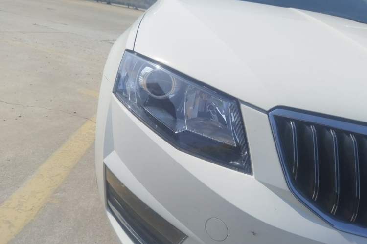 Used Skoda Octavia 2017 1.6L Manual Trend Edition Right Front Headlight
