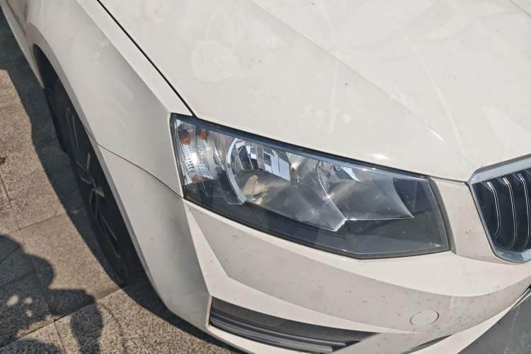 Used Skoda Octavia 2017 1.6L Automatic Smart Drive Edition Right Front Headlight