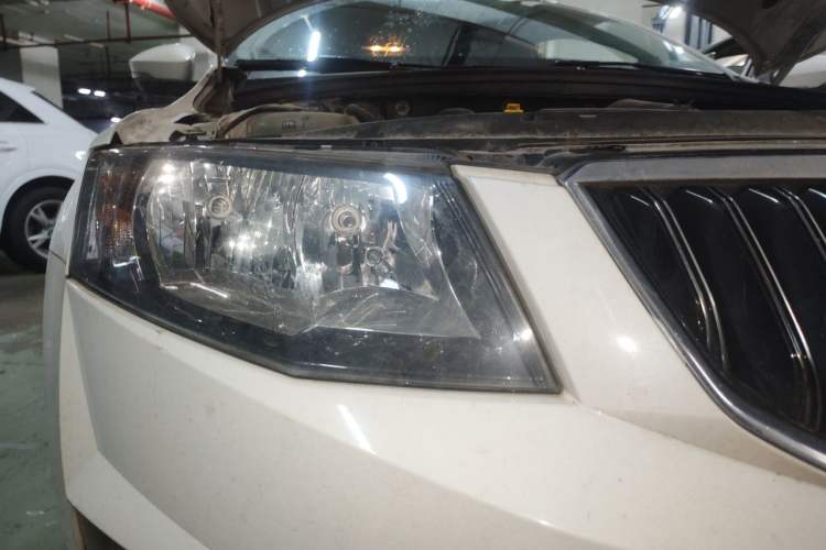 Used Skoda Octavia 2017 TSI280 DSG Smart Drive Edition Right Front Headlight