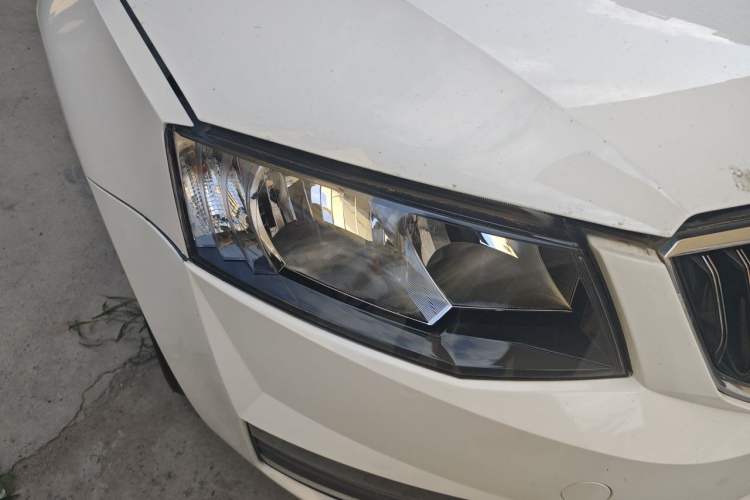 Used Skoda Octavia 2017 1.6L Automatic Smart Drive Edition Right Front Headlight