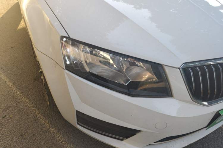 Used Skoda Octavia 2017 1.6L Automatic Smart Drive Edition Right Front Headlight