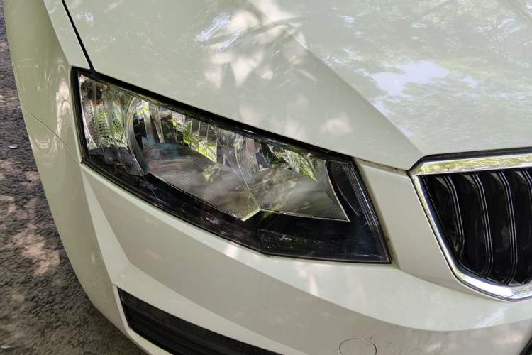 Used Skoda Octavia 2017 Classic Model 1.6L Automatic Standard Edition Right Front Headlight