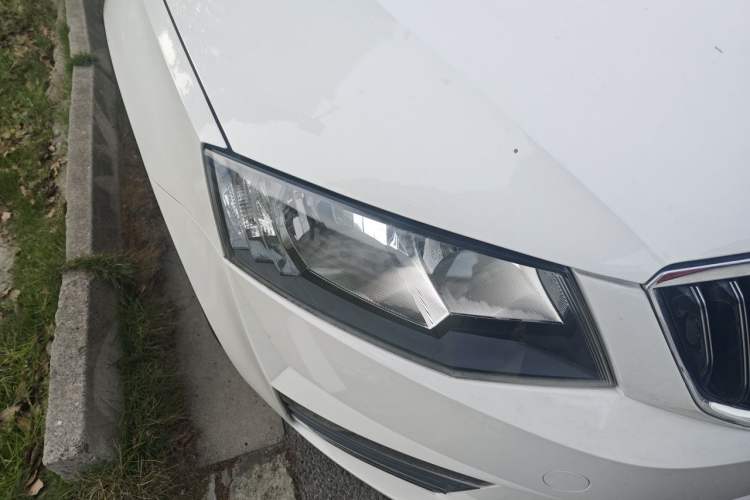 Used Skoda Octavia 2017 1.6L Automatic Smart Drive Edition Right Front Headlight