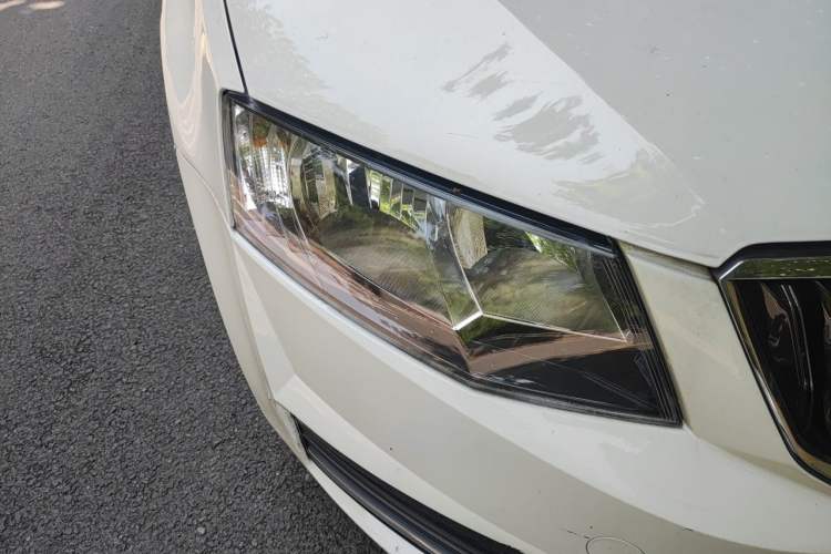 Used Skoda Octavia 2017 1.6L Automatic Smart Drive Edition Right Front Headlight