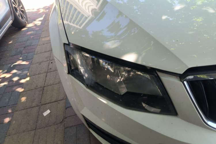 Used Skoda Octavia 2017 1.6L Automatic Front-Wheel Drive Model Right Front Headlight