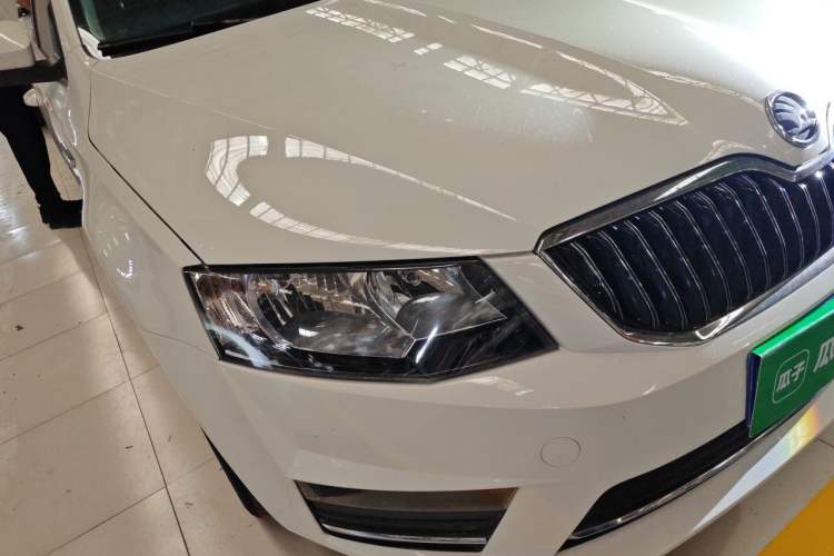 Used Skoda Octavia 2017 1.6L Automatic Front-Wheel Drive Model Right Front Headlight