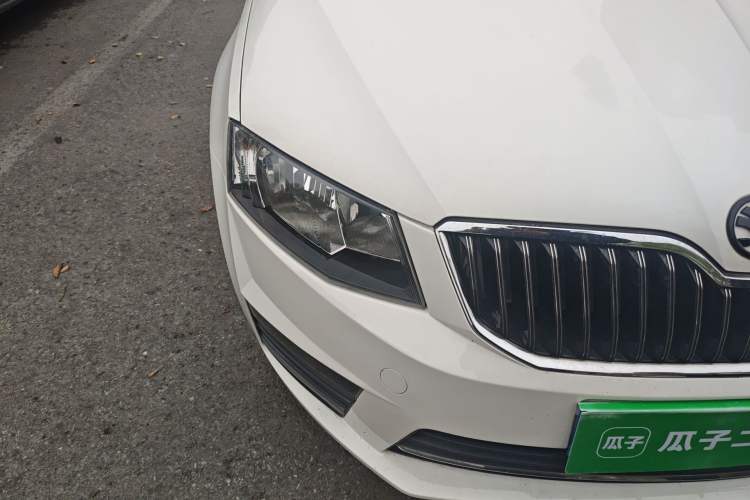 Used Skoda Octavia 2017 1.6L Automatic Smart Drive Edition Right Front Headlight
