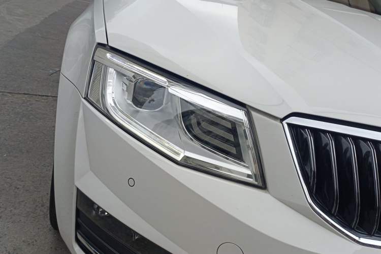 Used Skoda Octavia 2017 1.6L Automatic Smart Drive Edition Right Front Headlight