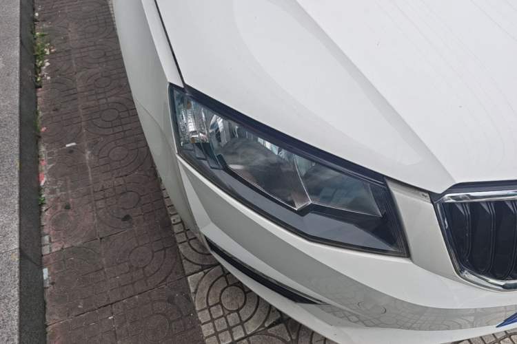 Used Skoda Octavia 2017 Classic Model 1.6L Manual Standard Edition Right Front Headlight