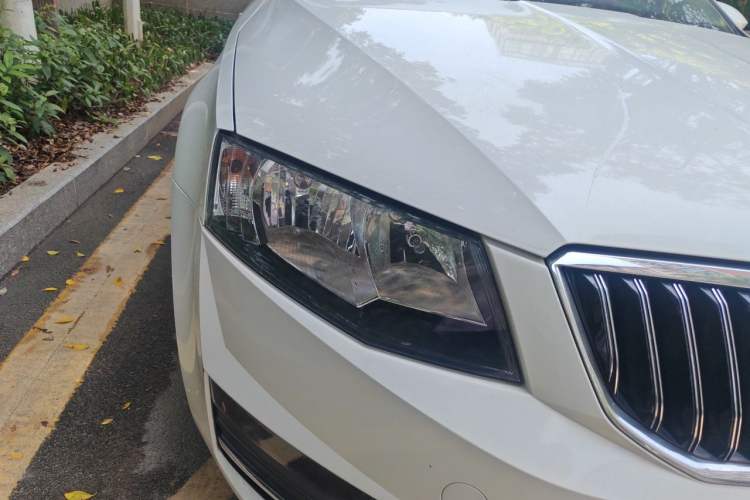 Used Skoda Octavia 2017 1.6L Manual Trend Edition Right Front Headlight