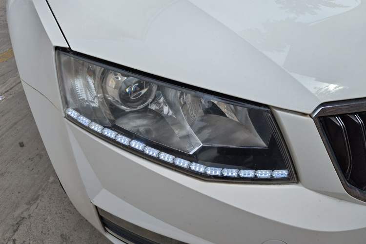 Used Skoda Octavia 2017 1.6L Manual Smart Drive Edition Right Front Headlight