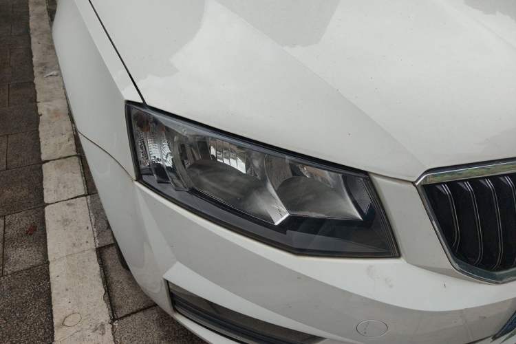 Used Skoda Octavia 2017 TSI280 DSG Smart Drive Edition Right Front Headlight