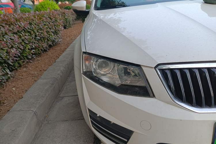 Used Skoda Octavia 2017 1.6L Automatic Smart Drive Edition Right Front Headlight