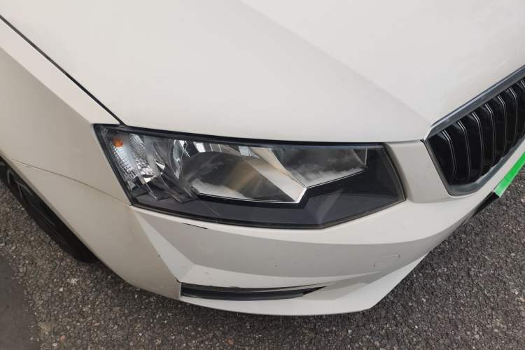 Used Skoda Octavia 2017 1.6L Manual Smart Drive Edition Right Front Headlight