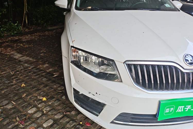 Used Skoda Octavia 2017 Classic Model 1.6L Manual Comfort Edition Right Front Headlight