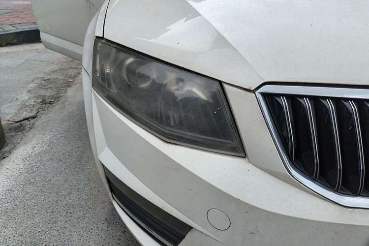 Used Skoda Octavia 2017 TSI280 DSG Smart Drive Edition Right Front Headlight