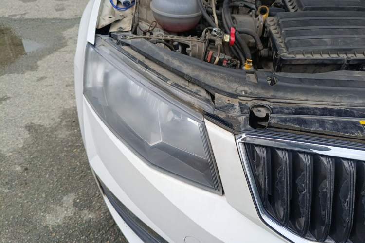 Used Skoda Octavia 2017 Classic Model 1.6L Manual Standard Edition Right Front Headlight
