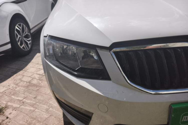 Used Skoda Octavia 2017 1.6L Automatic Front-Wheel Drive Model Right Front Headlight