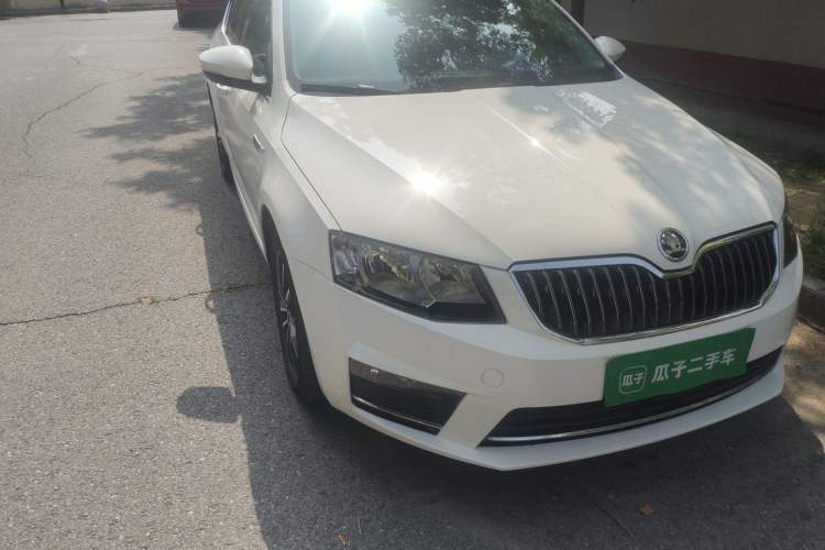 Used Skoda Octavia 2017 TSI280 DSG Smart Drive Edition Right Front Headlight