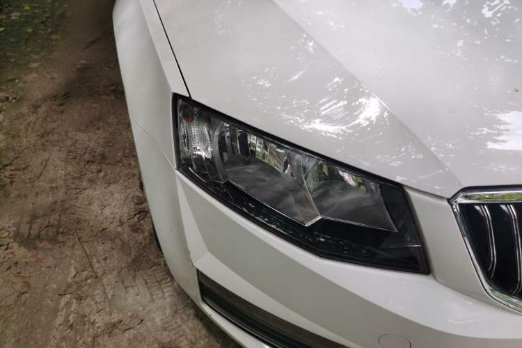 Used Skoda Octavia 2017 Classic Model 1.6L Manual Comfort Edition Right Front Headlight